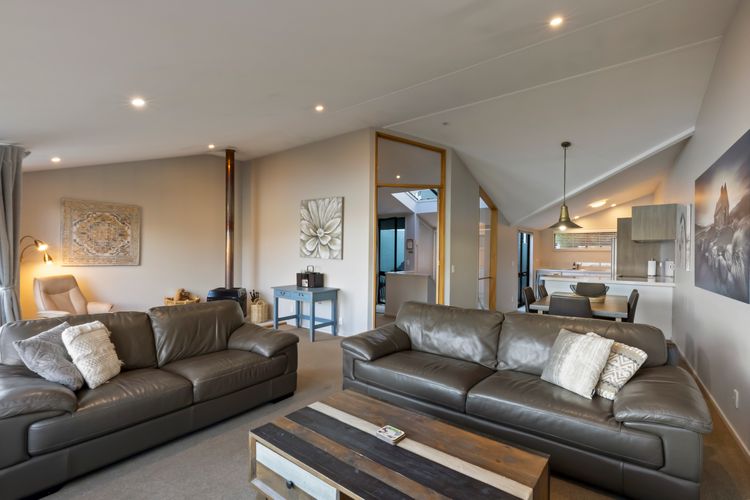 2 Bedroom Lakeview Apartment