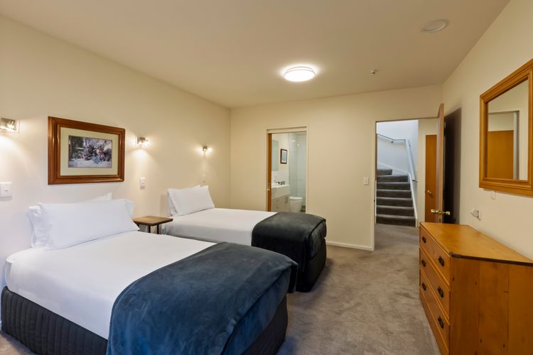 2 Bedroom Lakeview Apartment