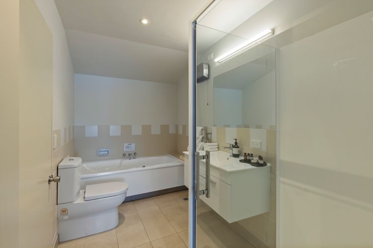 3 Bedroom Lakeview Apartment