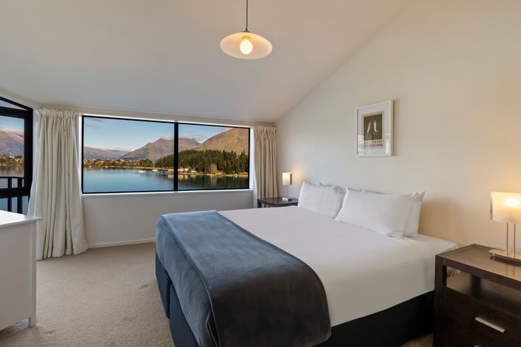 3 Bedroom Lakeview Apartment