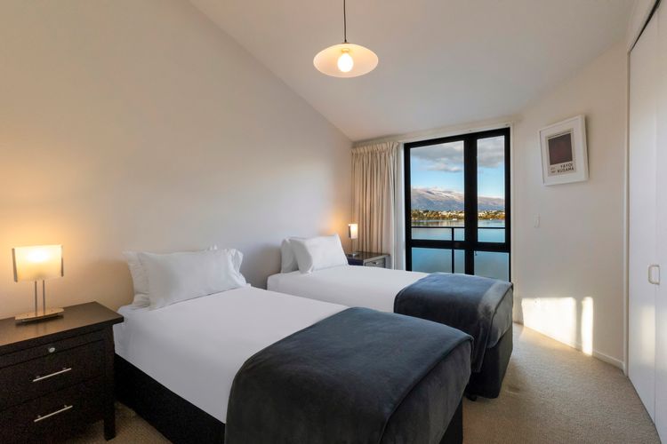 3 Bedroom Lakeview Apartment