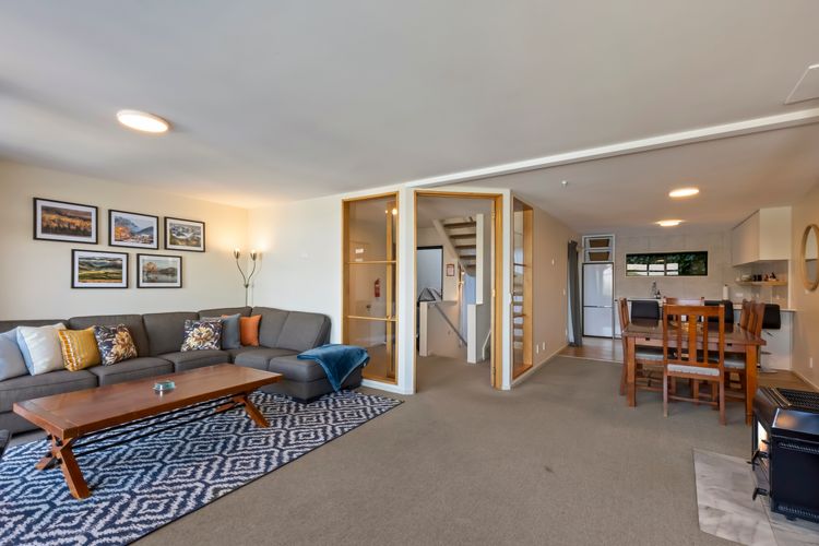 3 Bedroom Lakeview Apartment