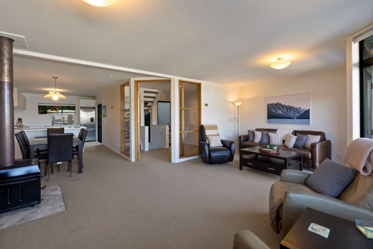3 Bedroom Lakeview Apartment