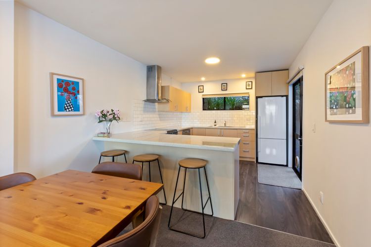 3 Bedroom Lakeview Apartment