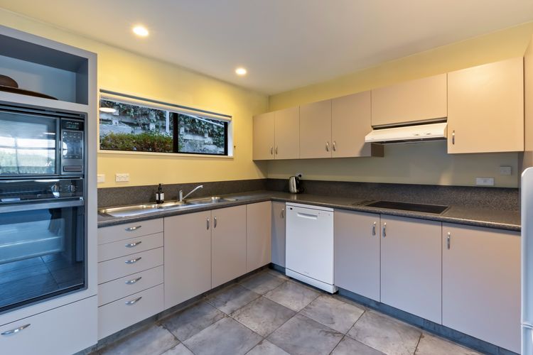 3 Bedroom Lakeview Apartment