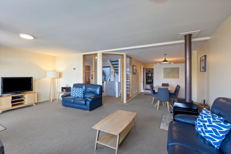 3 Bedroom Lakeview Apartment