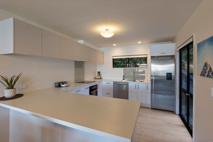 3 Bedroom Lakeview Apartment