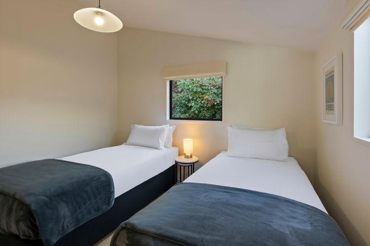 3 Bedroom Lakeview Apartment