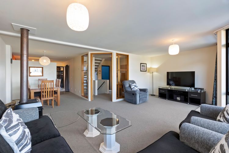 3 Bedroom Lakeview Apartment
