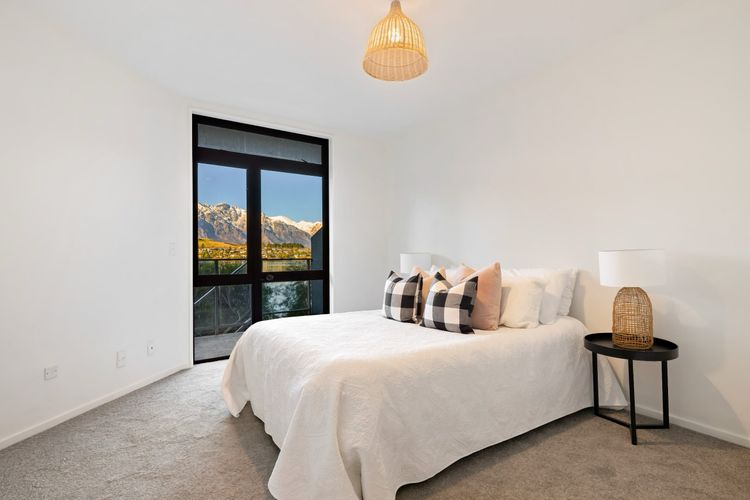 1 Bedroom Lakeview Apartment