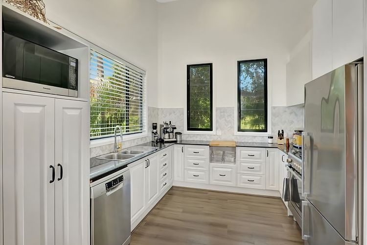 Hibiscus Hideaway Valla Beach 4BR home w/ two verandahs