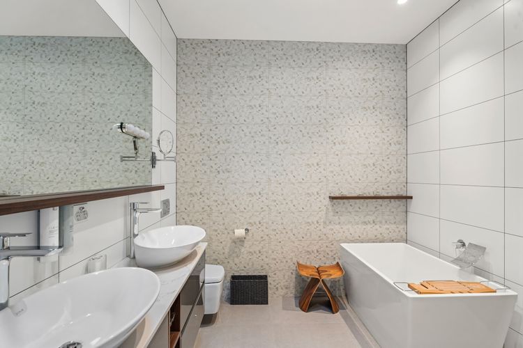 Ensuite bathroom with bathtub and walk-in wardrobe.