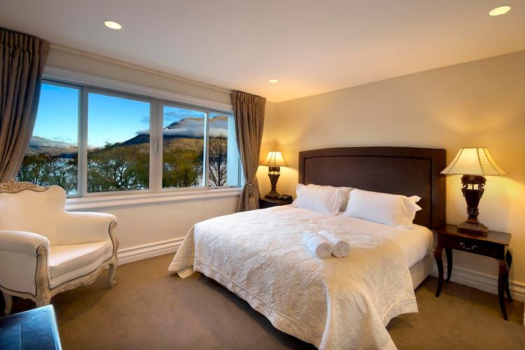 Master bedroom w/ En-suite