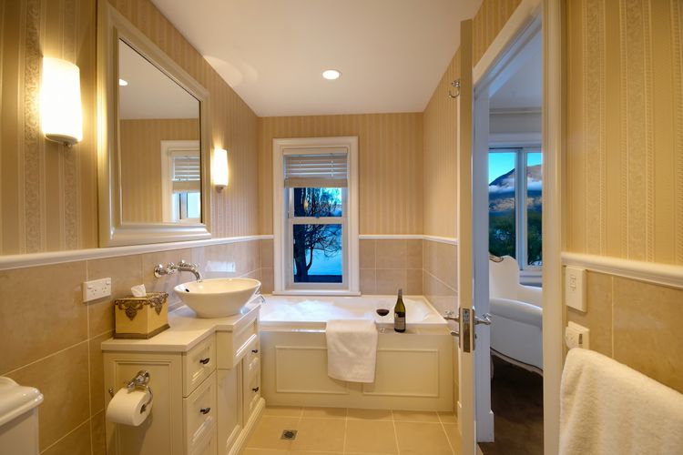 Master Ensuite with bathtub. 