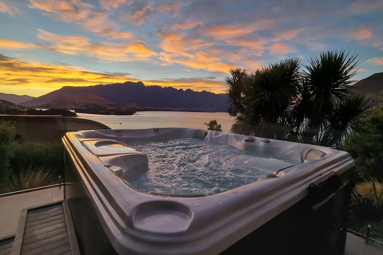 The private hot tub / spa pool with stunning lake and mountain views.