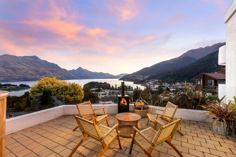 Edinburgh 3BR 2BA with Hot Tub Views Fireplace