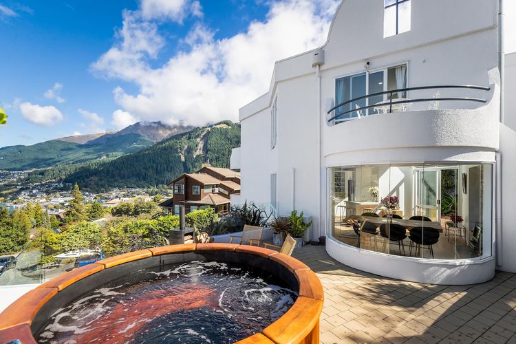 Edinburgh 3BR 2BA with Hot Tub Views Fireplace