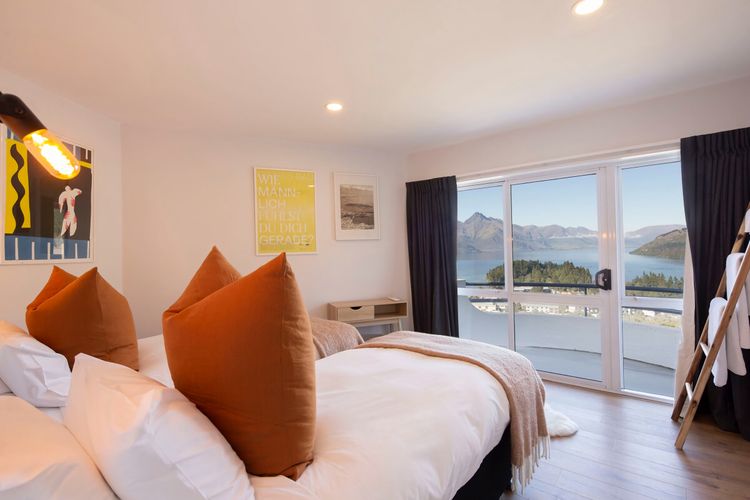 Edinburgh 3BR 2BA with Hot Tub Views Fireplace