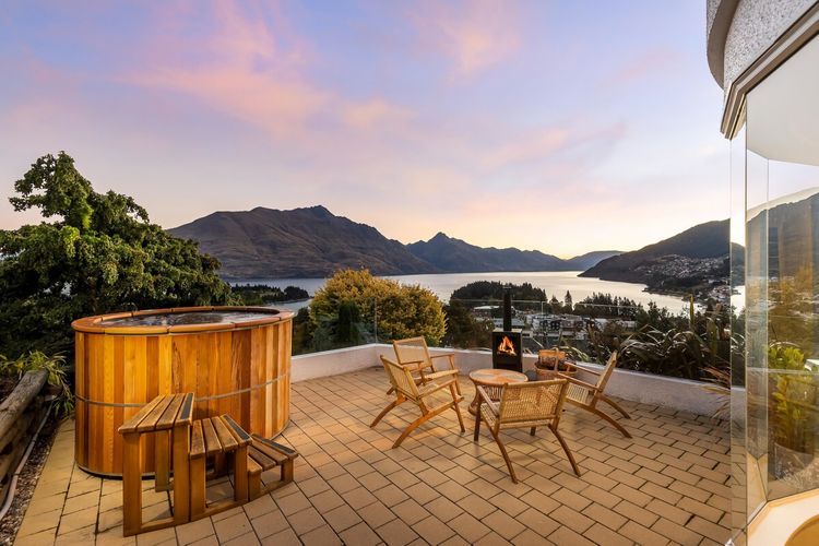 Edinburgh 3BR 2BA with Hot Tub Views Fireplace