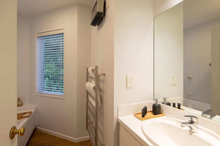 Edinburgh 3BR 2BA with Hot Tub Views Fireplace