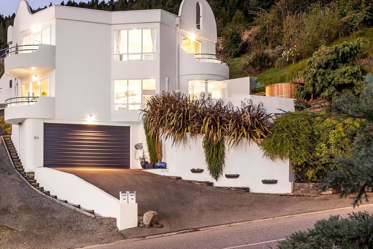 Edinburgh 3BR 2BA with Hot Tub Views Fireplace