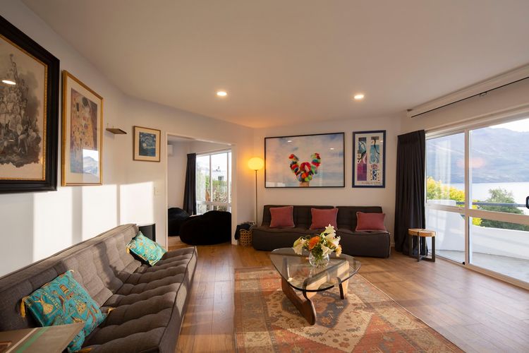 Edinburgh 3BR 2BA with Hot Tub Views Fireplace