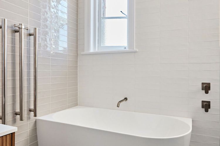 Freestanding bathtub for luxurious baths