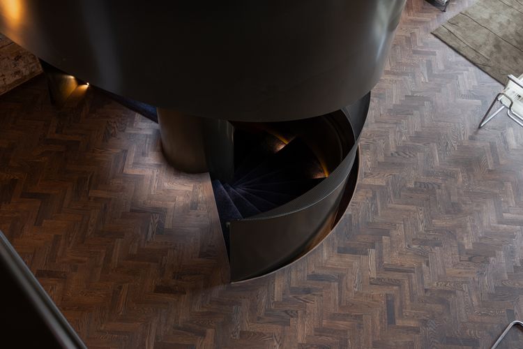 Sculptural brilliance in every rotation.