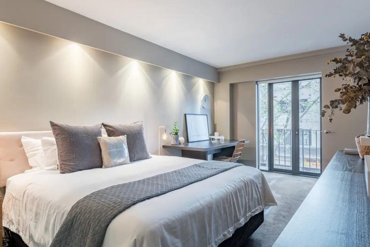 Sleep in comfort, work in style: the perfect blend in our bedroom.