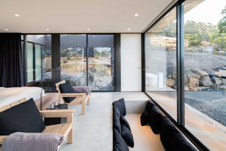 Mountain Top Snug, Studio ITAS