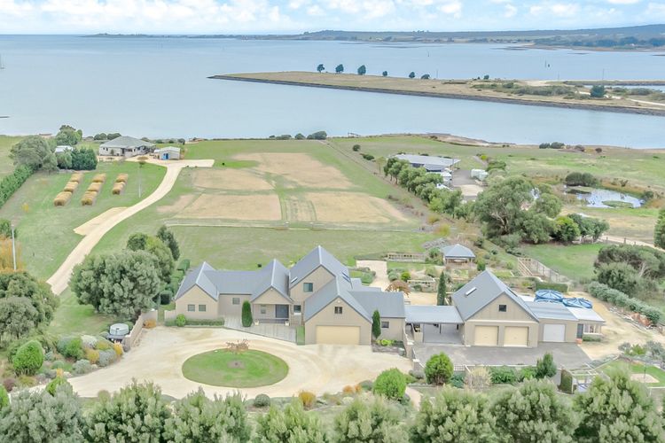 Chateau Clarence | Luxurious Waterfront Retreat