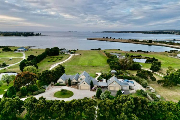 Chateau Clarence & Petite Chateau | Luxurious Waterfront Retreat