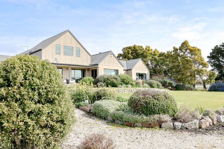 Chateau Clarence & Petite Chateau | Luxurious Waterfront Retreat