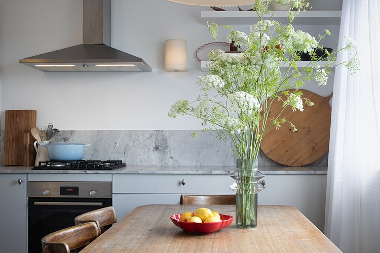 Inviting dining setup – Natural textures for a relaxed, homely feel.