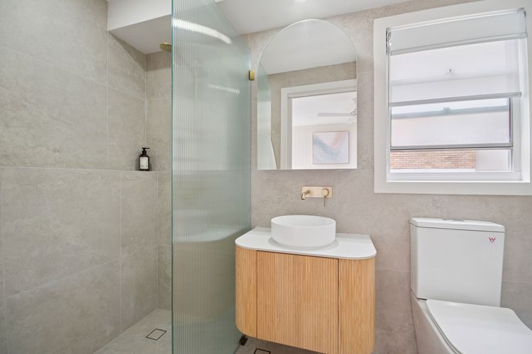 Esplanade Escape, Manly I90