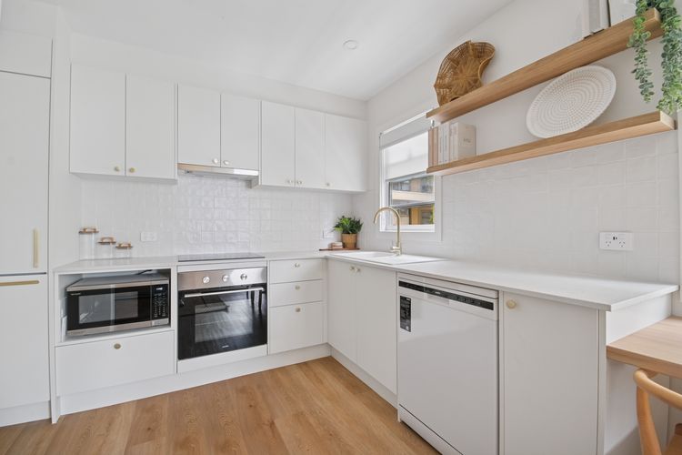 Esplanade Escape, Manly I90