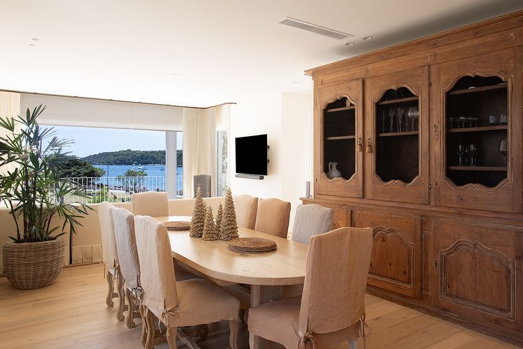 The Esplanade Escape, Balmoral LH LUXE