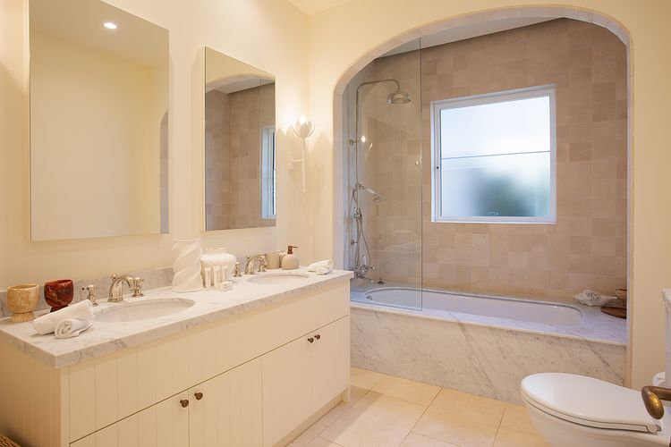 The Esplanade Escape, Balmoral LH LUXE