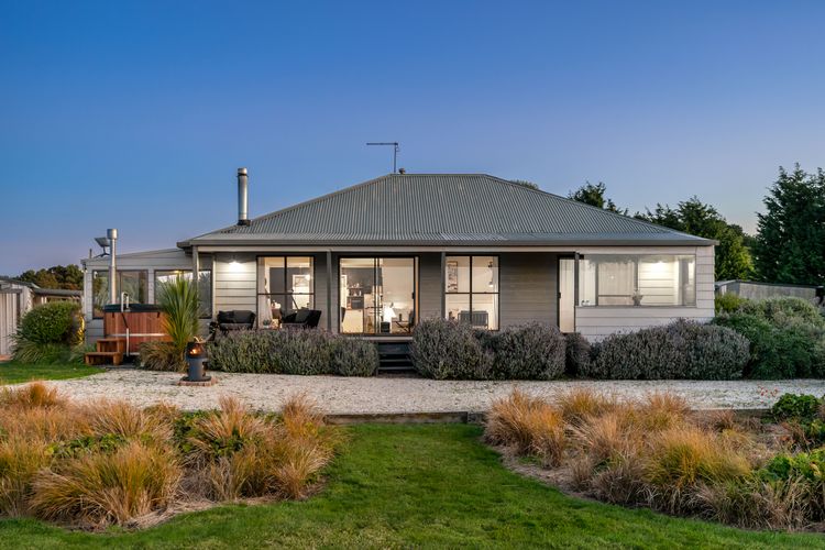 Stargazers Waterfront Hot tub Cottage Tasmania ITAS