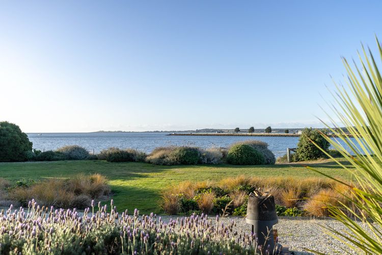 Stargazers Waterfront Hot tub Cottage Tasmania ITAS