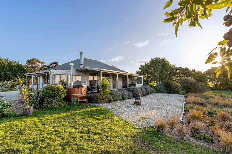 Stargazers Waterfront Hot tub Cottage Tasmania ITAS