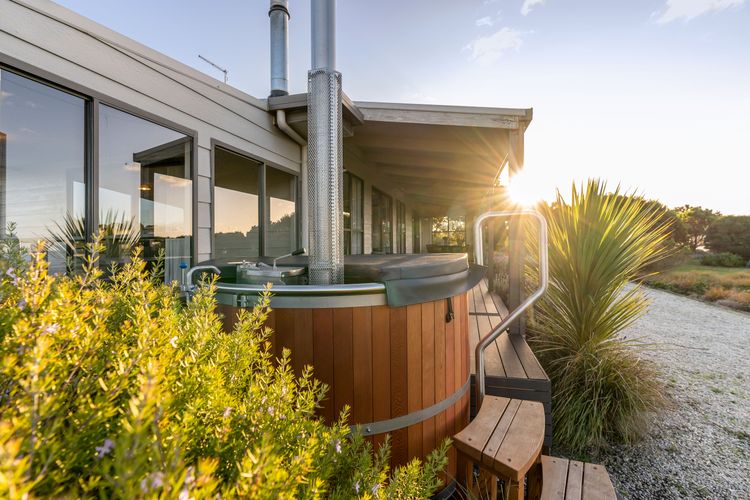 Stargazers Waterfront Hot tub Cottage Tasmania ITAS