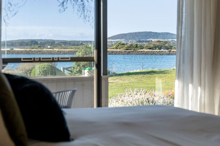 Stargazers Waterfront Hot tub Cottage Tasmania ITAS