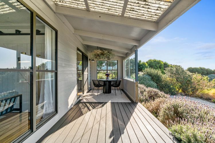 Stargazers Waterfront Hot tub Cottage Tasmania ITAS