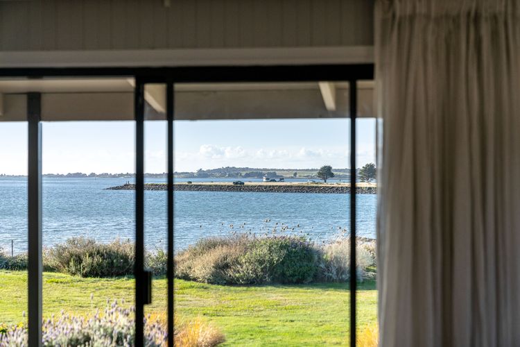 Stargazers Waterfront Hot tub Cottage Tasmania ITAS