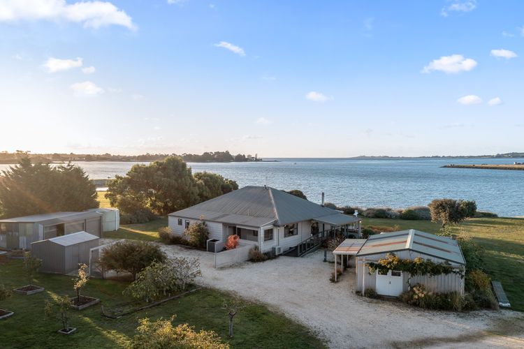 Stargazers Waterfront Hot tub Cottage Tasmania ITAS