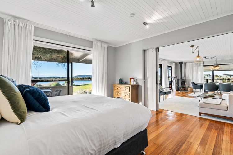 Stargazers Waterfront Hot tub Cottage Tasmania ITAS