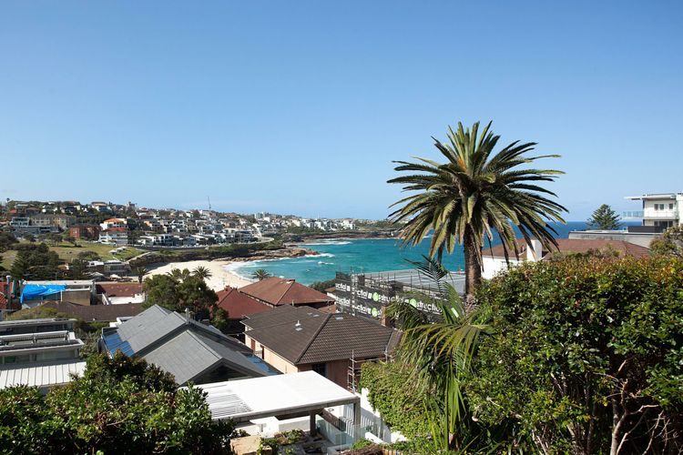 Barefoot in Bronte IH
