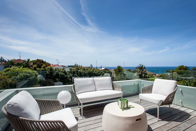 Clovelly Poolside IH