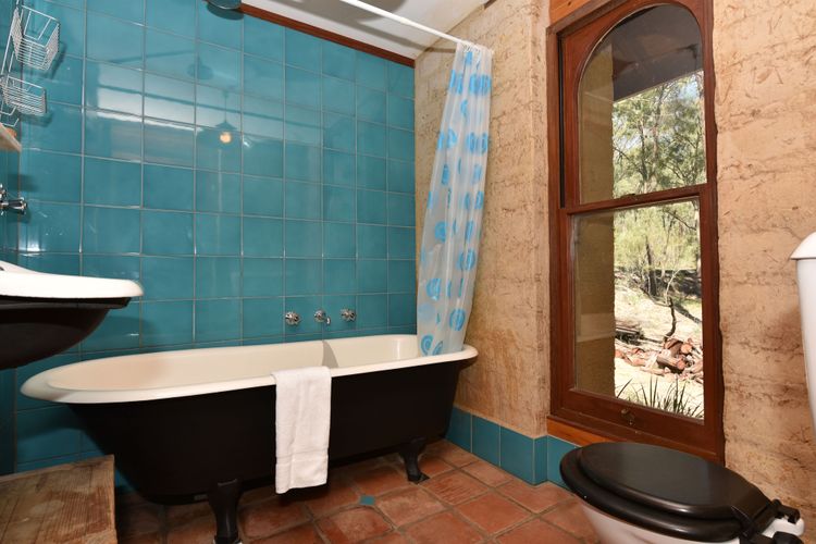 Bathroom with bathtub 